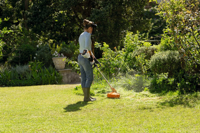 Débroussailleuse STIHL FSA 60 R en utilisation