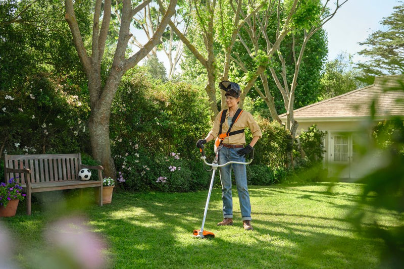 Débroussailleuse à batterie FSA 80 Stihl en utilisation