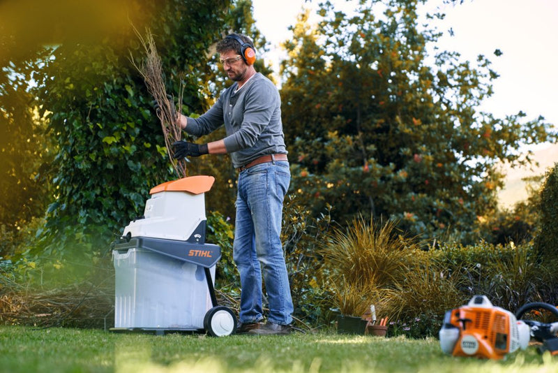 Broyeur de végétaux stihl ghe 140 en utilisation