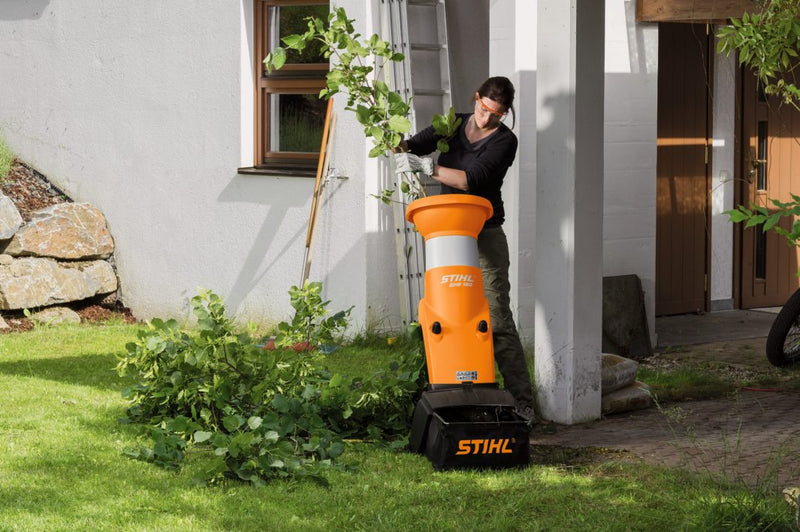 Broyeur de végétaux électrique STIHL GHE 150 en utilisation