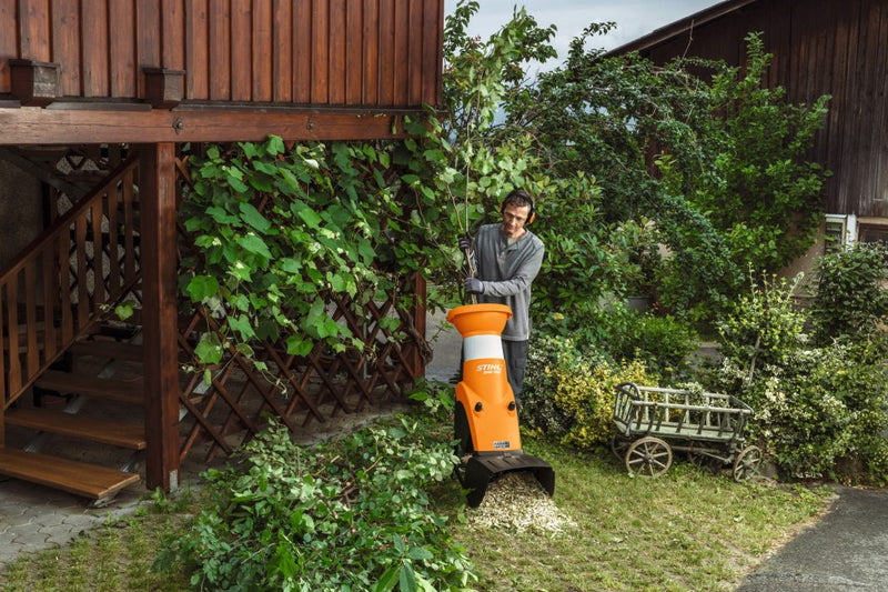 Broyeur de végétaux électrique STIHL GHE 150 en utilisation sur des branches