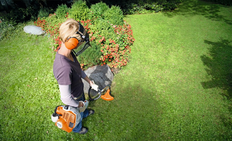 Coupe-bordure thermique STIHL FS 40 en utilisation