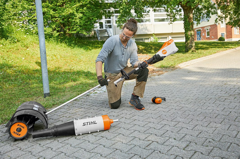 Combi système à batterie stihl kma 135 r en utilisation